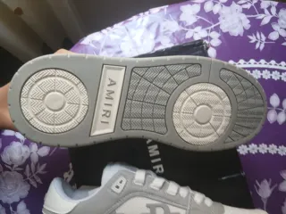 Zapatillas Amiri grises y blancas