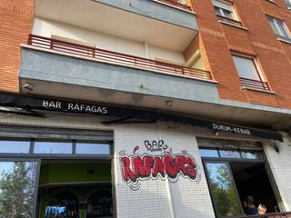 Toldo de tela beige y negro