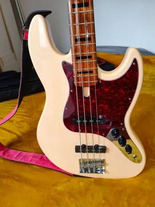 Bajo Marcus Miller V5