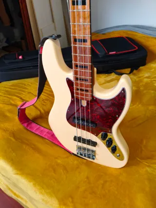 Bajo Marcus Miller V5