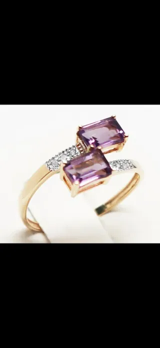Anillo de oro 14cts con Amatista y diamantes.