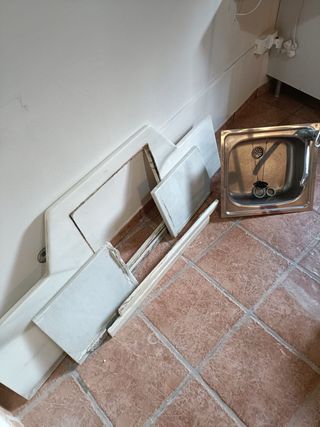 Encimera de mármol con fregadero y dos estanterías