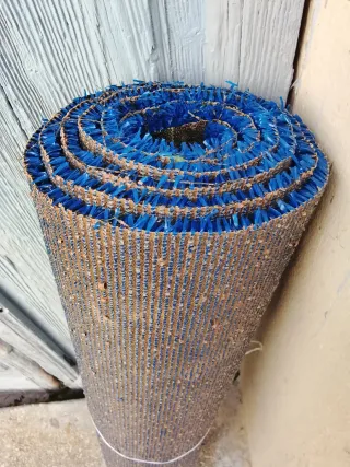 Césped artificial azul y gris