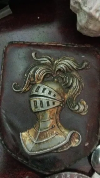 Escudos medievales con relieve de caballero
