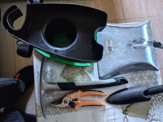 Attrezzi da Giardinaggio: Pala, Forbici e Zappa