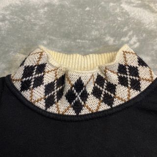 Sudadera Negra con Estampado y Cuello Argyle