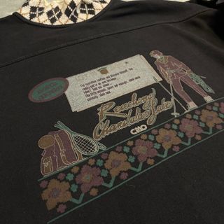 Sudadera Negra con Estampado y Cuello Argyle