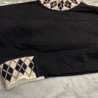Sudadera Negra con Estampado y Cuello Argyle