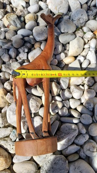 Girafa de madeira decorativa