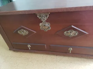 Baúl de madera antiguo