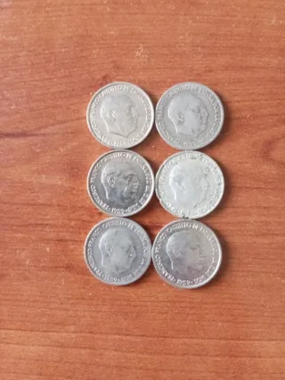 Lote de 3,245k en monedas y billete abmito y lupa.