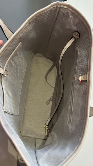 Bolso de mano beige y gris con estampado