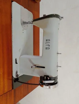 Máquina de coser Alfa antigua