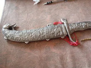 Herramienta ceremonial decorada