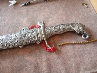 Herramienta ceremonial decorada