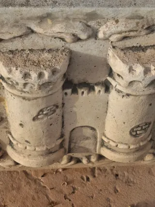 2 Vasi in pietra con rilievo