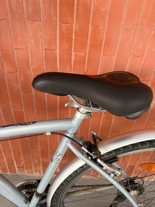 Bicicleta de paseo plateada con cesta