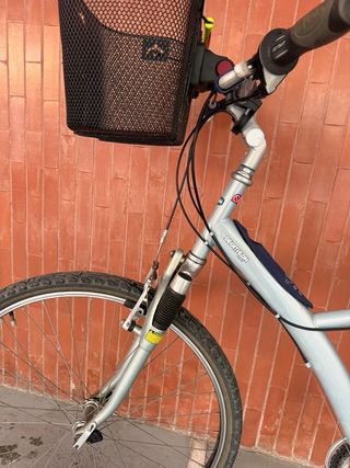 Bicicleta de paseo plateada con cesta