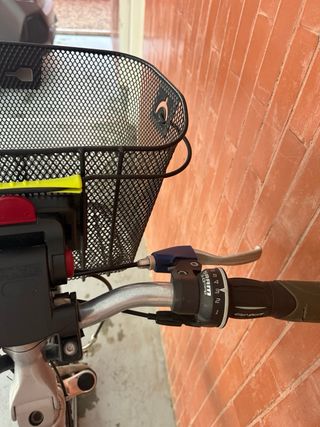 Bicicleta de paseo plateada con cesta