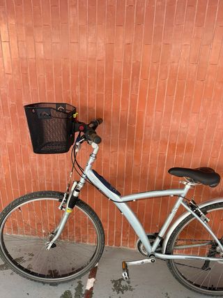 Bicicleta de paseo plateada con cesta