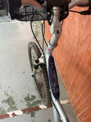 Bicicleta de paseo plateada con cesta