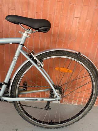 Bicicleta de paseo plateada con cesta