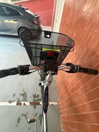 Bicicleta de paseo plateada con cesta