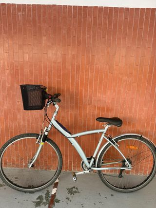Bicicleta de paseo plateada con cesta