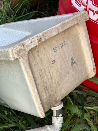 Pila lavadero blanca con escurridor