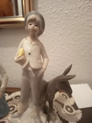 Figura porcelana antigua niño y burro