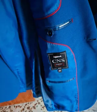 Traje azul marca CNS