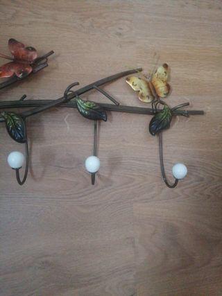 Perchero de forja con mariposas