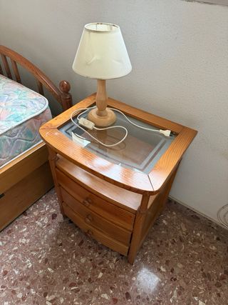 Cama nido en madera con colchón y mesita.
