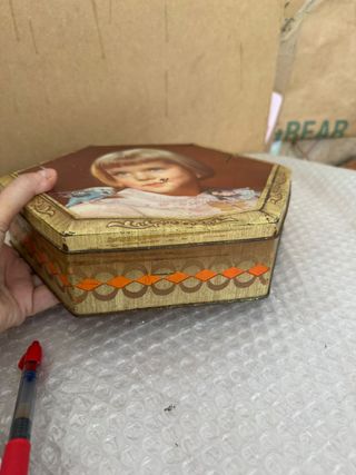 caja de metalica hexagonal decoratica antigua de l