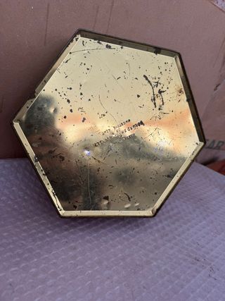 caja de metalica hexagonal decoratica antigua de l
