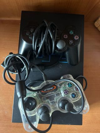Consola PlayStation 2 con controles y juegos