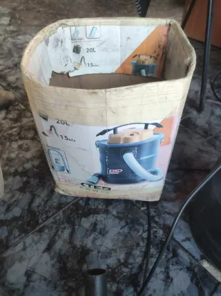 Aspiradora industrial naranja y negra