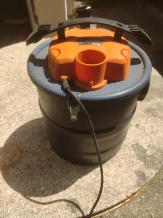 Aspiradora industrial naranja y negra