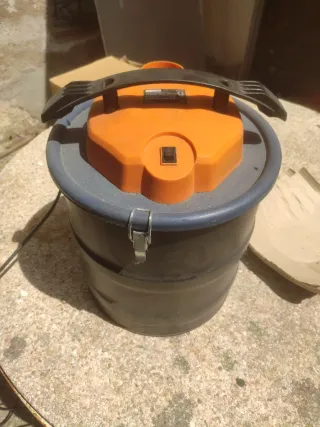 Aspiradora industrial naranja y negra