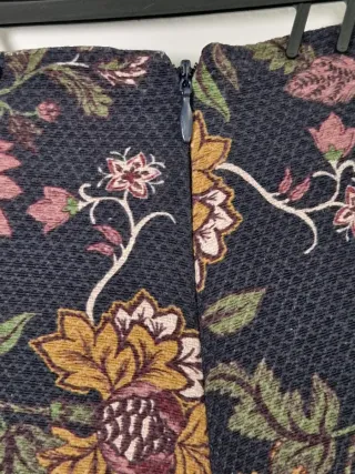 Falda Stradivarius floral talla S