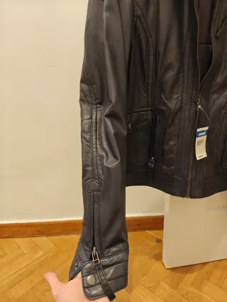 Cazadora cuero azul marino talla S. A estrenar.
