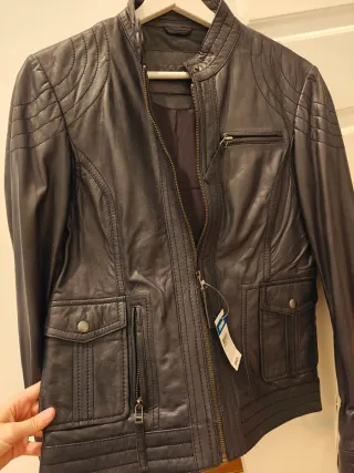 Cazadora cuero azul marino talla S. A estrenar.