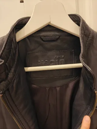 Cazadora cuero azul marino talla S. A estrenar.