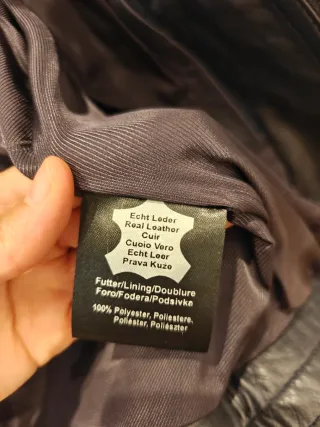 Cazadora cuero azul marino talla S. A estrenar.