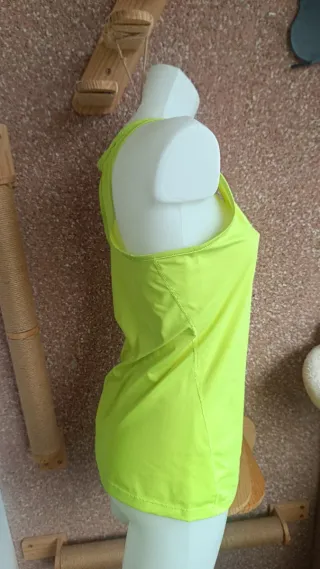 Camiseta deportiva amarilla