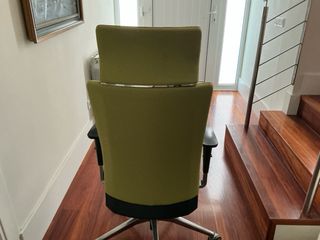 Sillón ergonómico verde y plateado