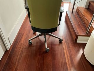 Sillón ergonómico verde y plateado