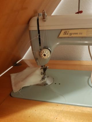 Máquina de coser Sigma con mesa