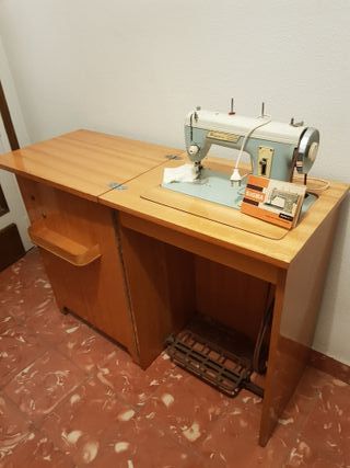 Máquina de coser Sigma con mesa