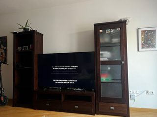 Mueble de madera y cristal oscuro